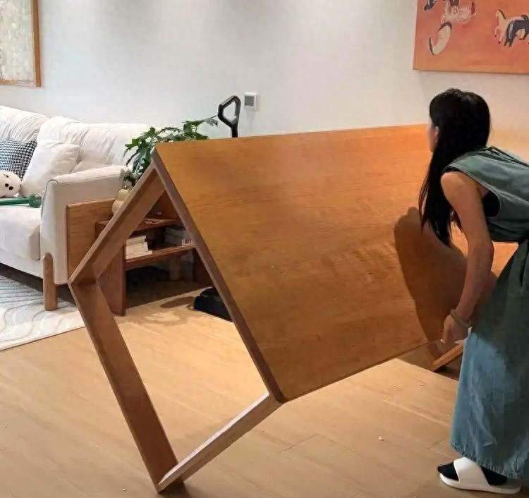 Nhiều gia đình bỏ bàn trà, đặt bàn ăn ngay phòng khách: Quyết định tưởng lạ nhưng giúp nhà rộng hơn, sống tiện hơn - Ảnh 1.