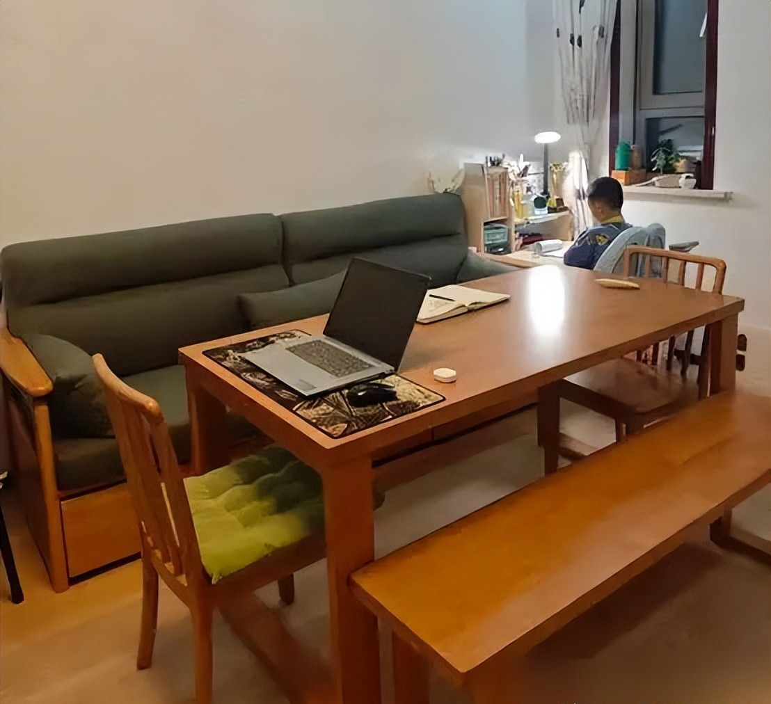 Nhiều gia đình bỏ bàn trà, đặt bàn ăn ngay phòng khách: Quyết định tưởng lạ nhưng giúp nhà rộng hơn, sống tiện hơn - Ảnh 3.