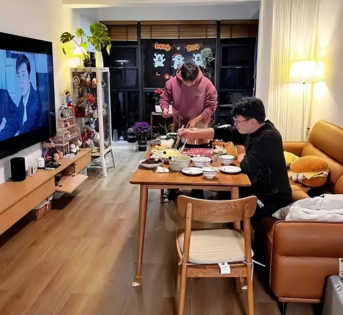 Nhiều gia đình bỏ bàn trà, đặt bàn ăn ngay phòng khách: Quyết định tưởng lạ nhưng giúp nhà rộng hơn, sống tiện hơn - Ảnh 2.