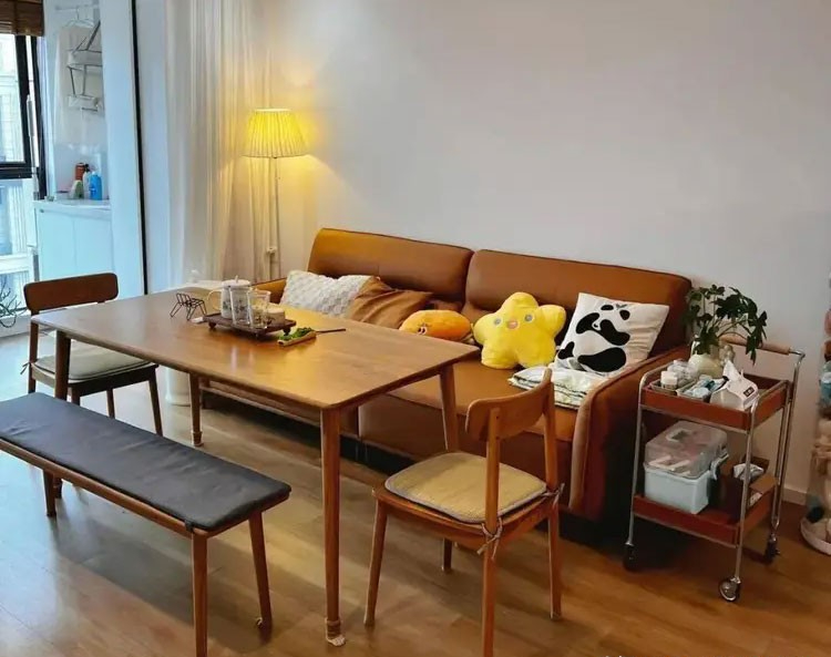 Nhiều gia đình bỏ bàn trà, đặt bàn ăn ngay phòng khách: Quyết định tưởng lạ nhưng giúp nhà rộng hơn, sống tiện hơn - Ảnh 6.