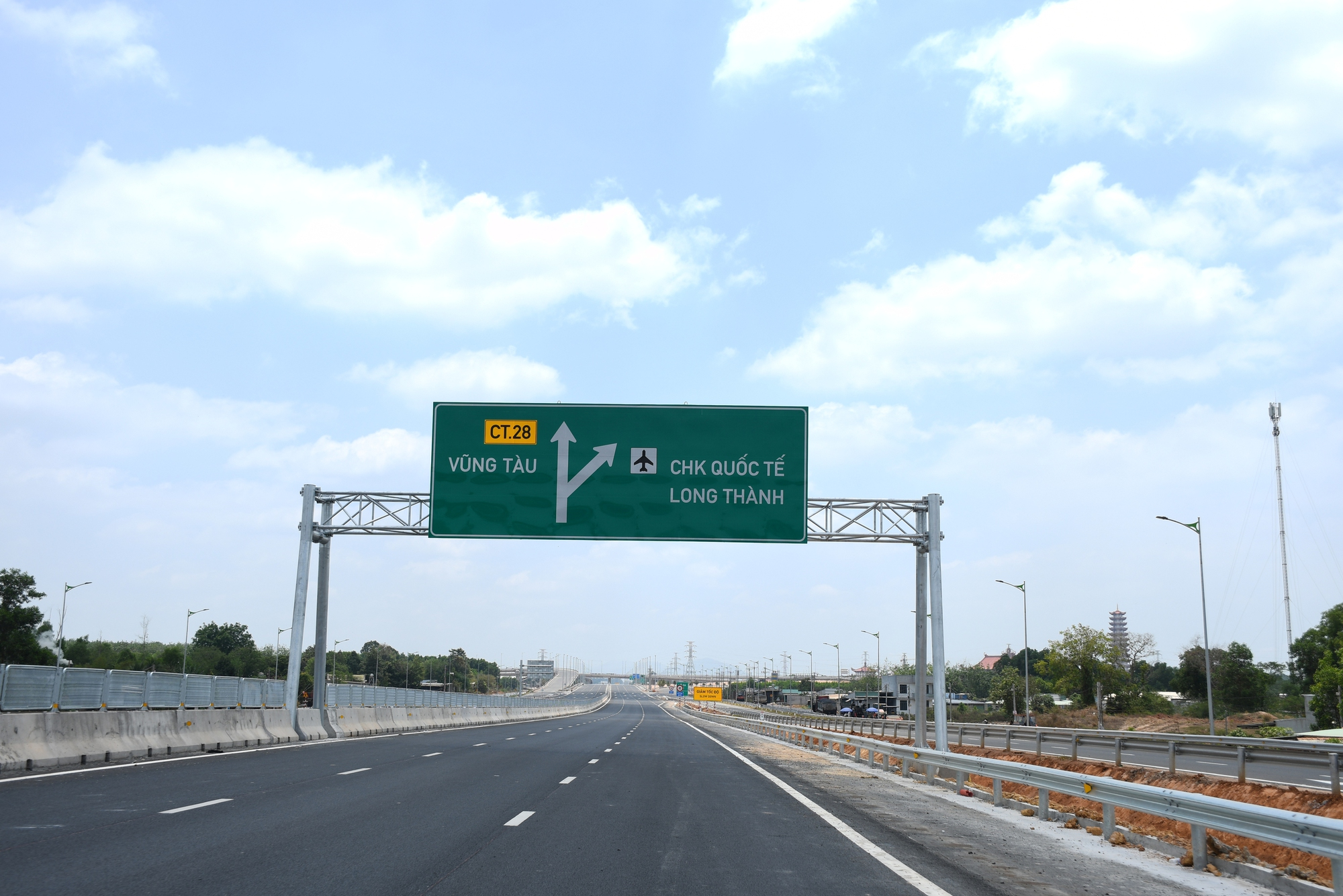 Sân bay Long Thành 16 tỷ USD khai thác thương mại vào cuối năm 2026: Loạt dự án cao tốc, metro, vành đai… dần hoàn thiện, thị trường BĐS hưởng lợi - Ảnh 2.