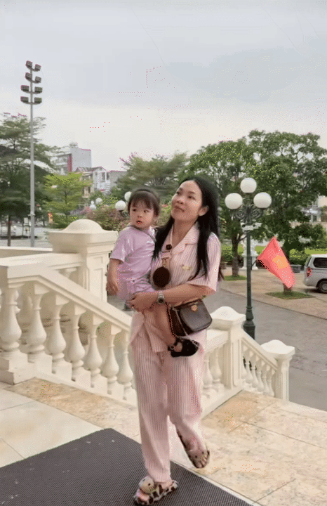 Hotmom Bảo Ngọc tổ chức sinh nhật 2 tuổi cho ái nữ tại trung tâm tiệc cưới lớn nhất vùng, dân tình đồn đoán là nhà chồng MC Mai Ngọc- Ảnh 3.