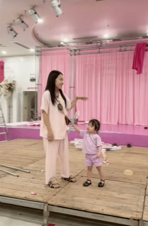 Hotmom Bảo Ngọc tổ chức sinh nhật 2 tuổi cho ái nữ tại trung tâm tiệc cưới lớn nhất vùng, dân tình đồn đoán là nhà chồng MC Mai Ngọc- Ảnh 9.