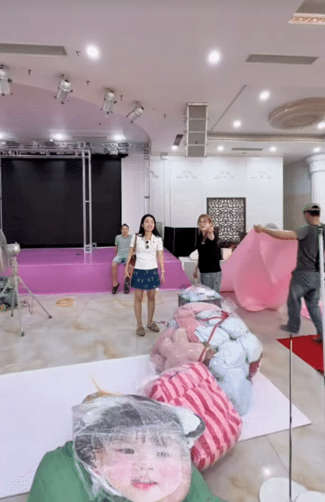 Hotmom Bảo Ngọc tổ chức sinh nhật 2 tuổi cho ái nữ tại trung tâm tiệc cưới lớn nhất vùng, dân tình đồn đoán là nhà chồng MC Mai Ngọc- Ảnh 11.