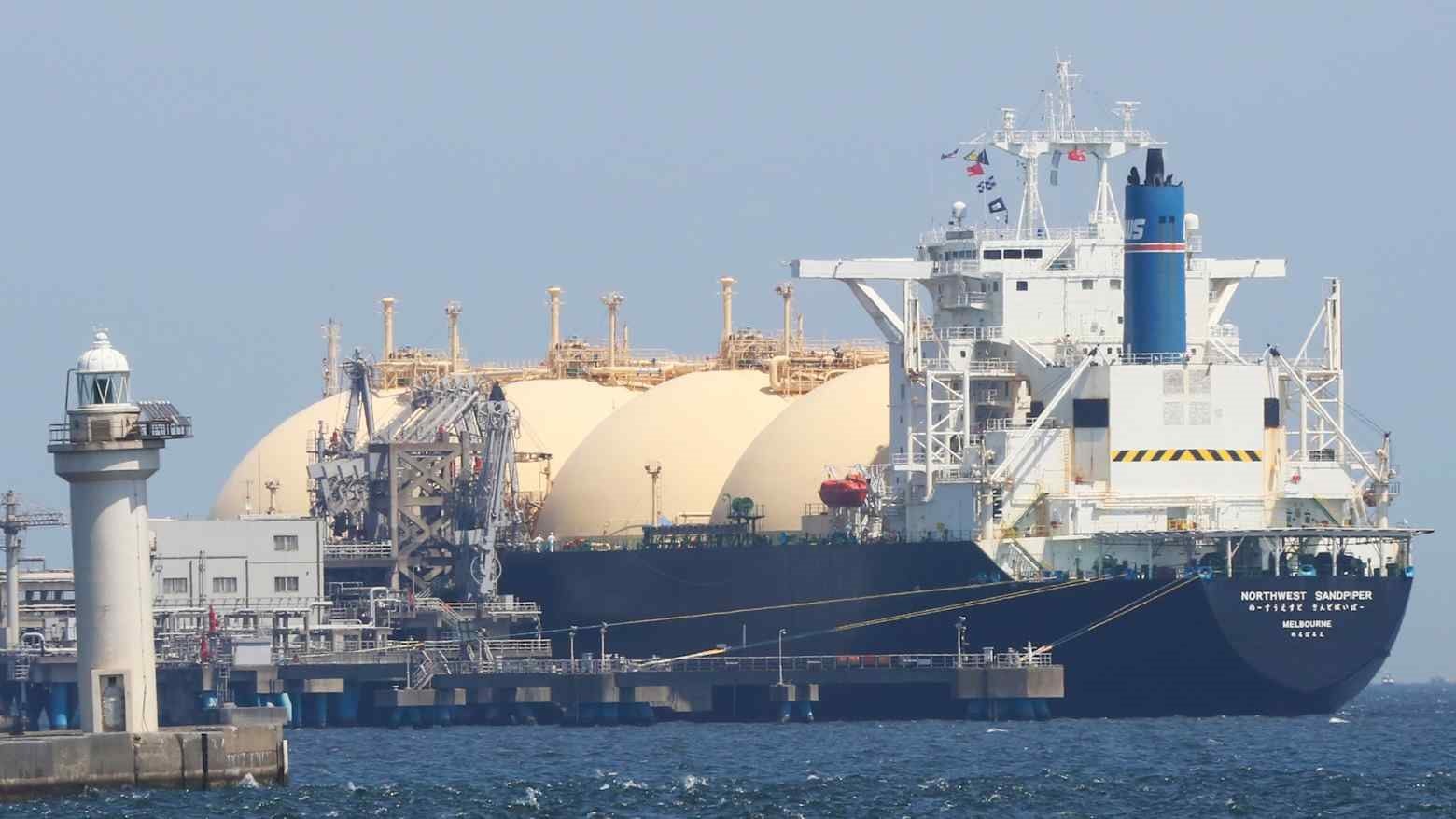 Eo biển Hormuz tắc nghẽn: Nền kinh tế 1,8 nghìn tỷ USD đứng trước cơ hội vượt Qatar và Mỹ để trở thành 'cường quốc', dẫn đầu trên bản đồ LNG - Ảnh 1.