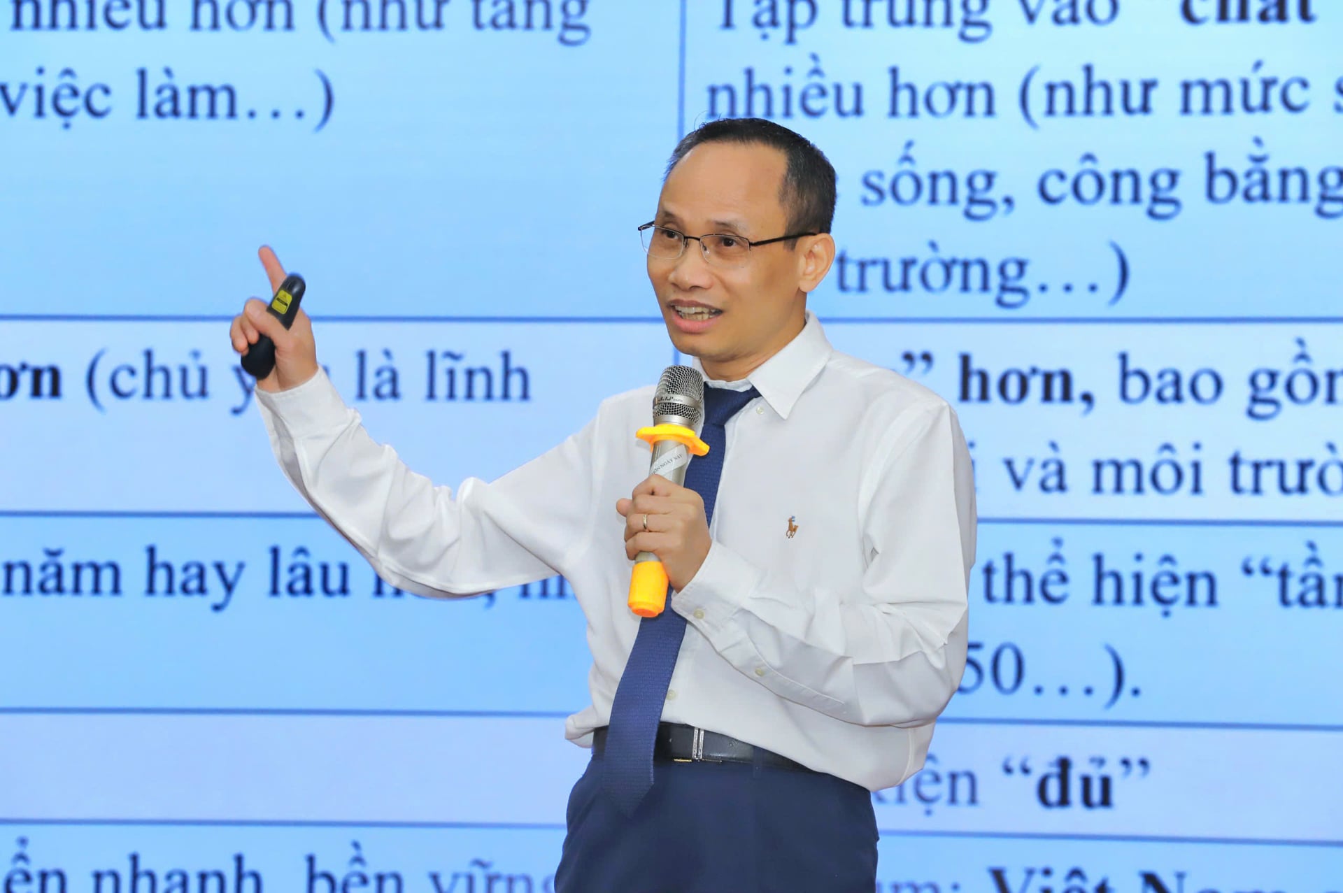 TS. Cấn Văn Lực: Tăng trưởng không phải là câu chuyện ngắn hạn mà là chiến lược dài hạn, có thể kéo dài đến năm 2045, thậm chí 2100 - Ảnh 1.