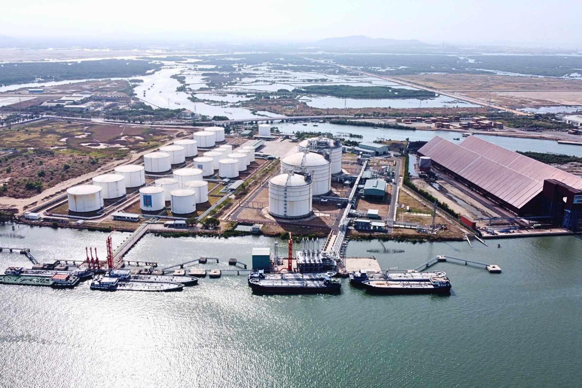 Eo biển Hormuz tắc nghẽn: Nền kinh tế 1,8 nghìn tỷ USD đứng trước cơ hội vượt Qatar và Mỹ để trở thành 'cường quốc', dẫn đầu trên bản đồ LNG - Ảnh 2.