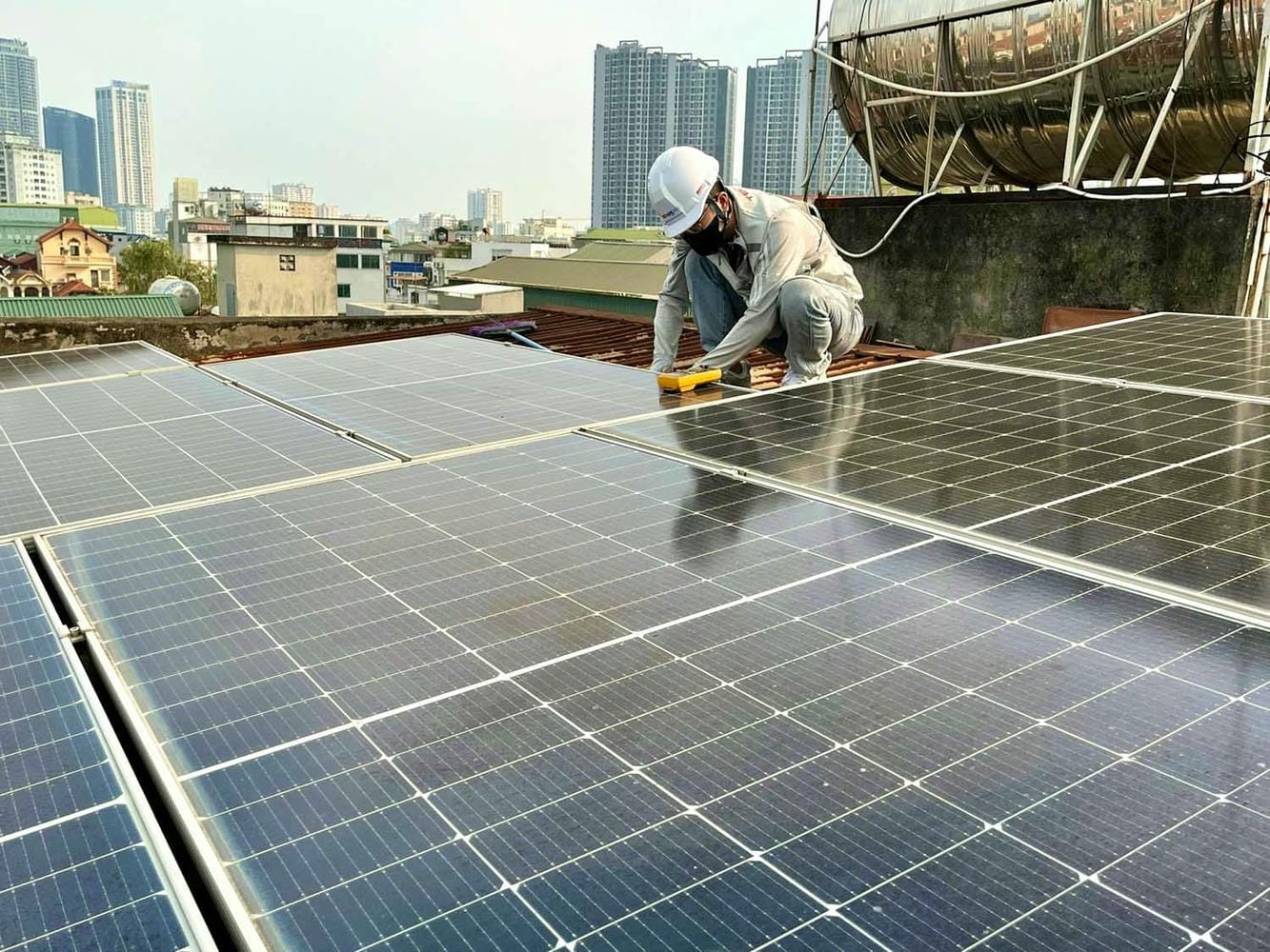 Thủ tướng yêu cầu 10 % hộ gia đình lắp điện mặt trời mái nhà mỗi năm 2026 - Ảnh 1.