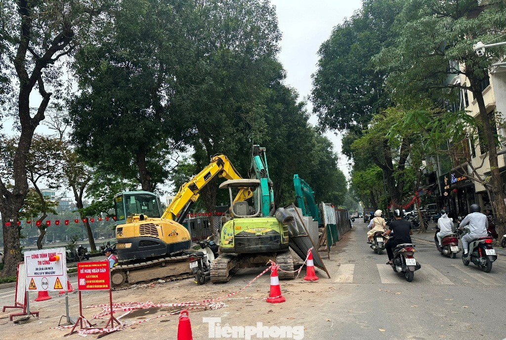 Người dân chật vật đi qua nhiều lô cốt, hàng rào thi công ở Hà Nội- Ảnh 2.