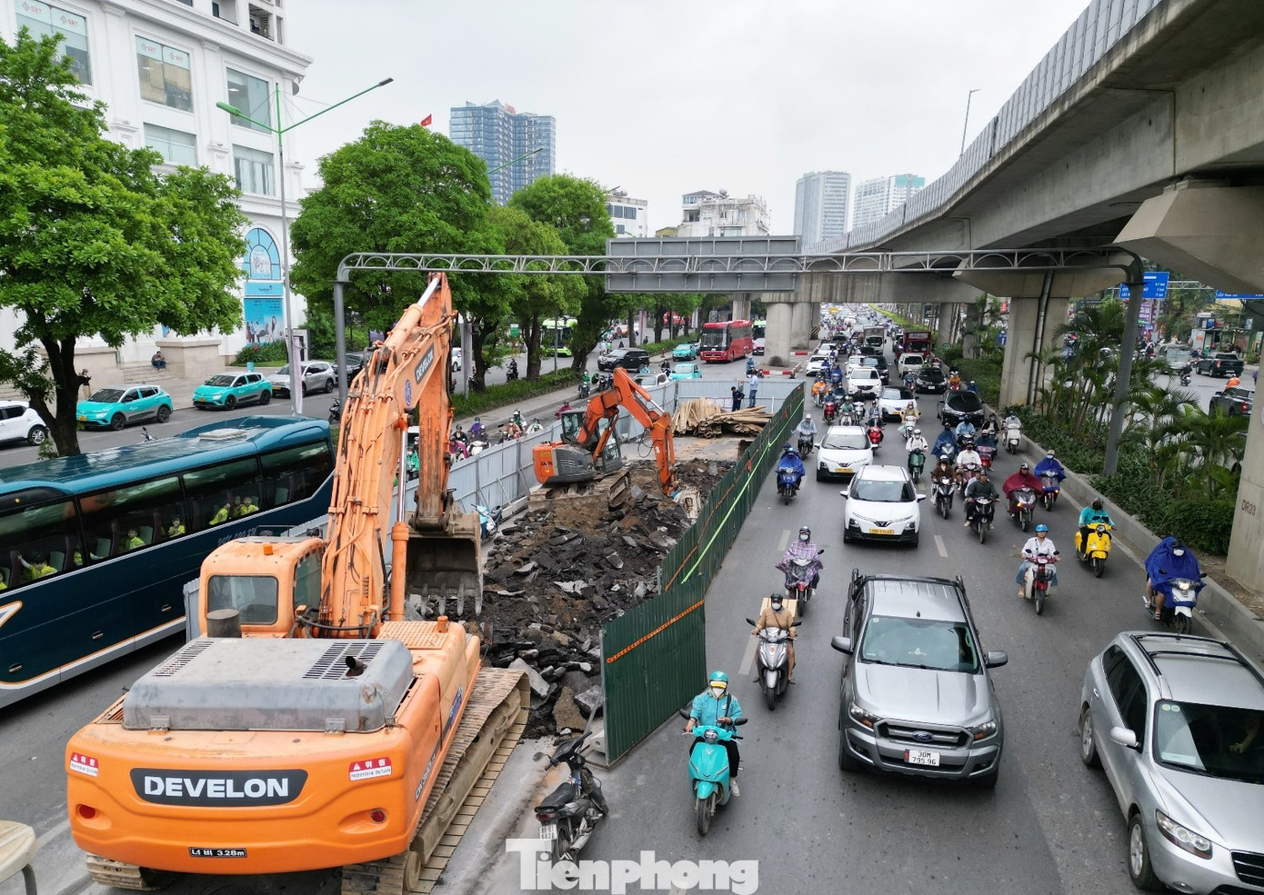 Người dân chật vật đi qua nhiều lô cốt, hàng rào thi công ở Hà Nội- Ảnh 1.