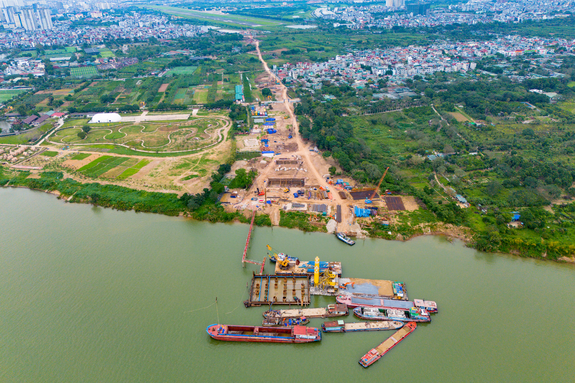 Toàn cảnh công trường xây cầu hơn 16.000 tỷ của Sun Group ở Hà Nội: Máy móc phủ kín mặt sông, phấn đấu hoàn thành nhanh nhất Việt Nam - Ảnh 9.