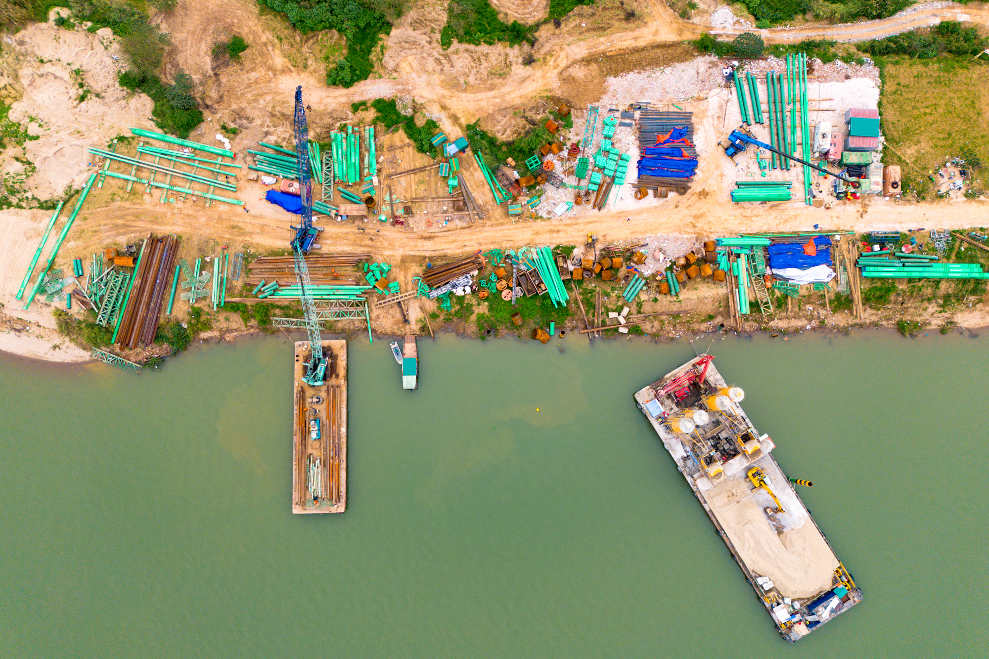 Toàn cảnh công trường xây cầu hơn 16.000 tỷ của Sun Group ở Hà Nội: Máy móc phủ kín mặt sông, phấn đấu hoàn thành nhanh nhất Việt Nam - Ảnh 11.