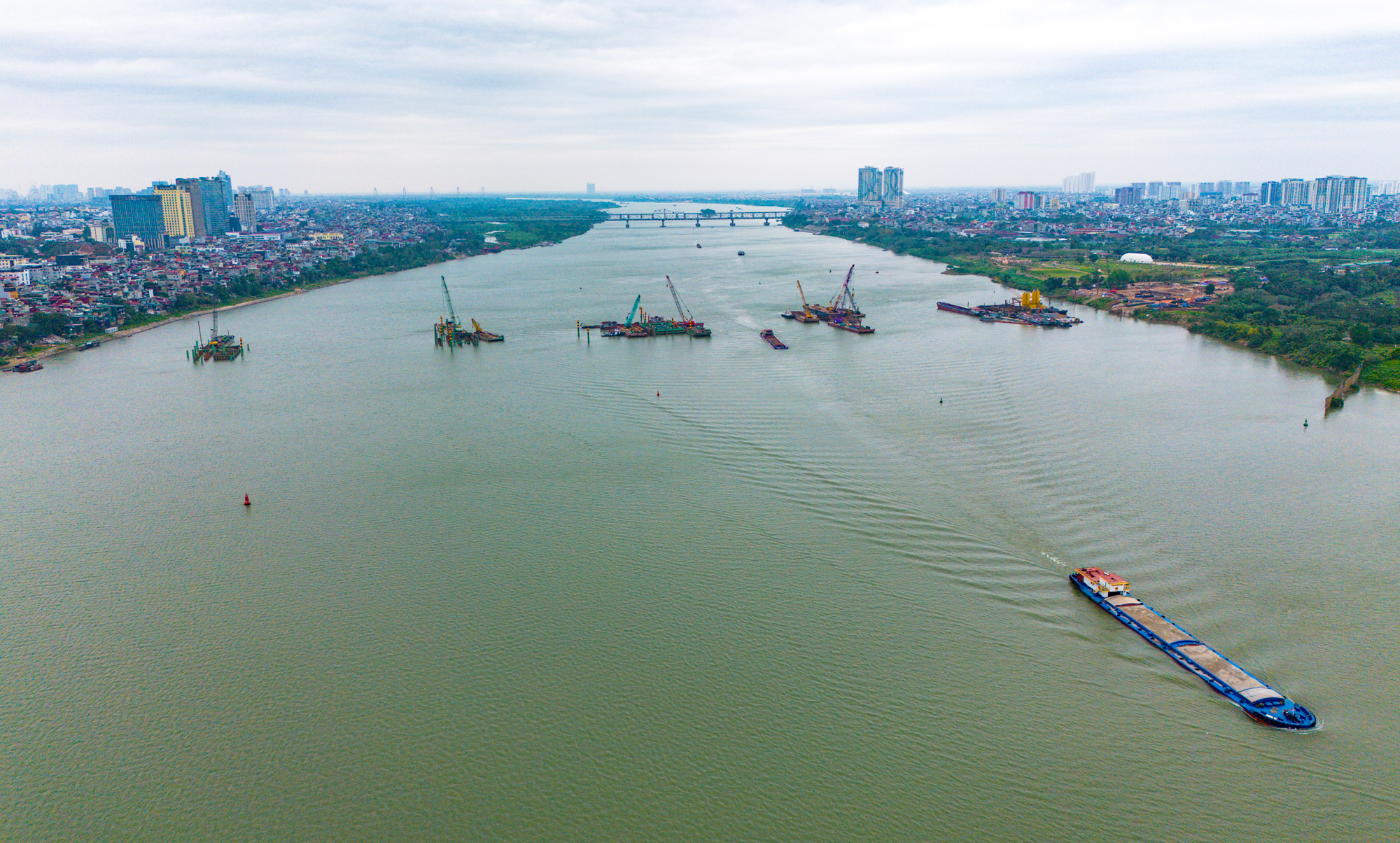 Toàn cảnh công trường xây cầu hơn 16.000 tỷ của Sun Group ở Hà Nội: Máy móc phủ kín mặt sông, phấn đấu hoàn thành nhanh nhất Việt Nam - Ảnh 13.