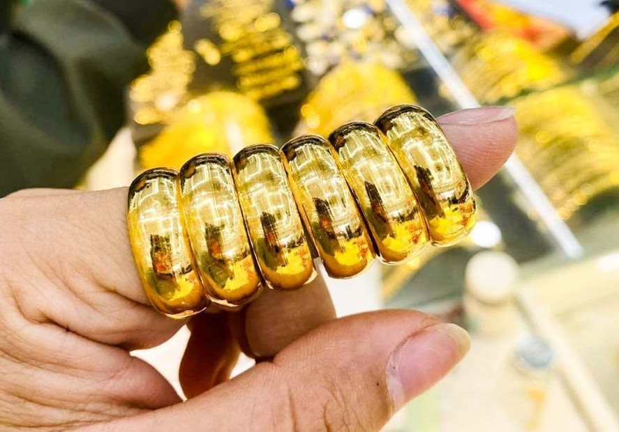 Giá vàng 'bốc hơi' 200 USD chỉ sau một đêm, vàng nhẫn giảm 4 triệu đồng/lượng- Ảnh 1.