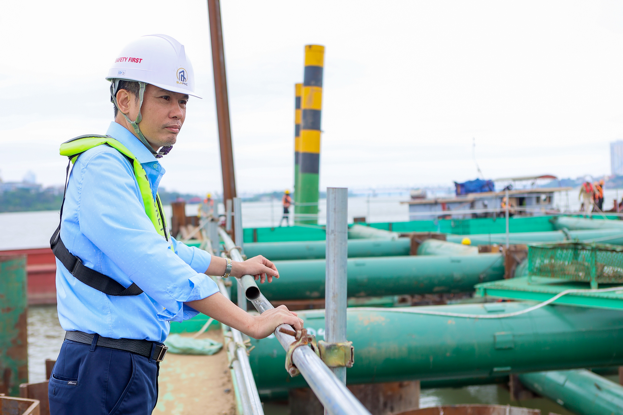 Toàn cảnh công trường xây cầu hơn 16.000 tỷ của Sun Group ở Hà Nội: Máy móc phủ kín mặt sông, phấn đấu hoàn thành nhanh nhất Việt Nam - Ảnh 3.