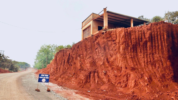 Chạy đua tiến độ, nhà dân chênh vênh mép vực- Ảnh 1. Chạy đua tiến độ, nhà dân chênh vênh mép vực- Ảnh 1.