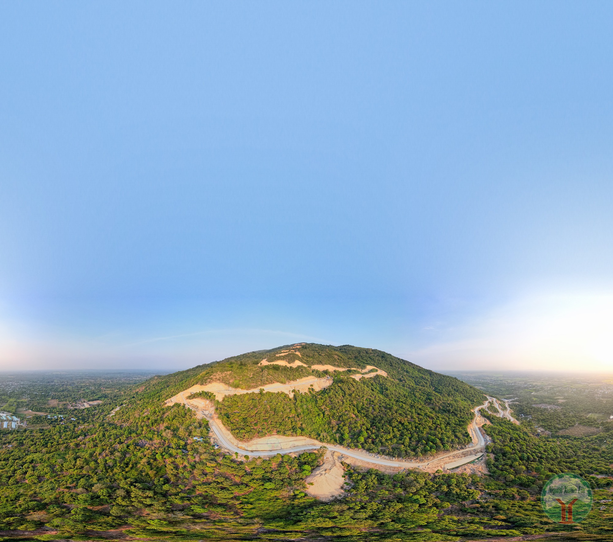 Cảnh tượng ngay lúc này tại ngọn núi cao thứ 2 Nam Bộ: Nhiều người không tin vào mắt mình - Ảnh 1.