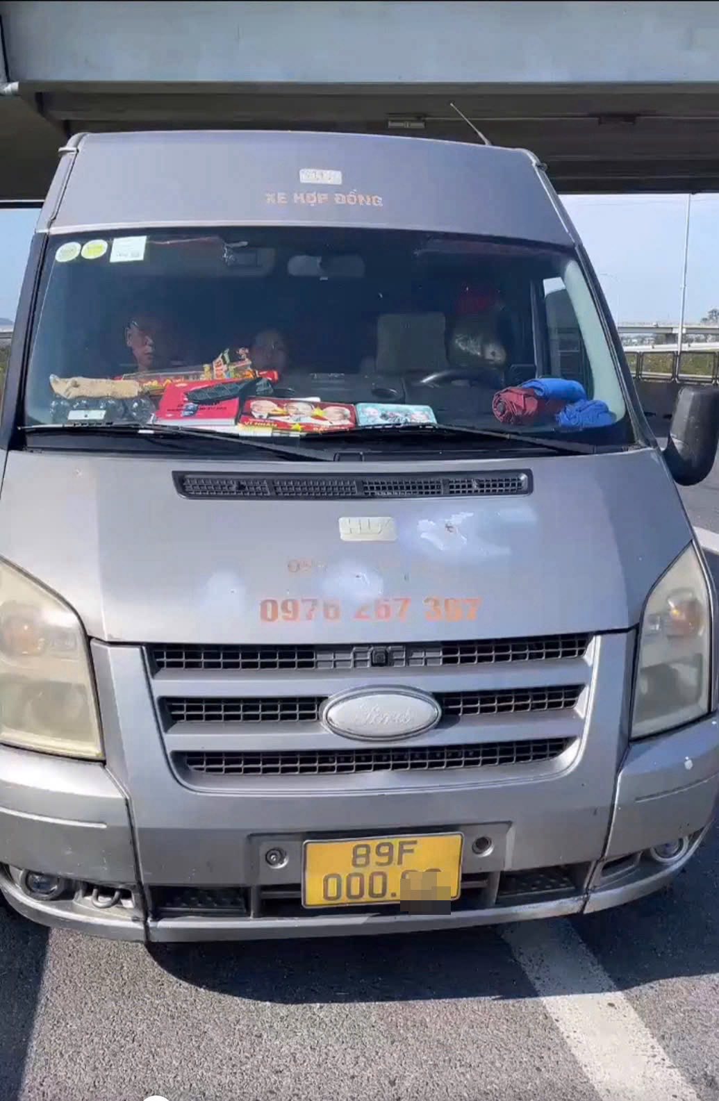 Tài xế quay clip tạo áp lực với CSGT để "lấp liếm" việc không có Giấy phép lái xe- Ảnh 1.