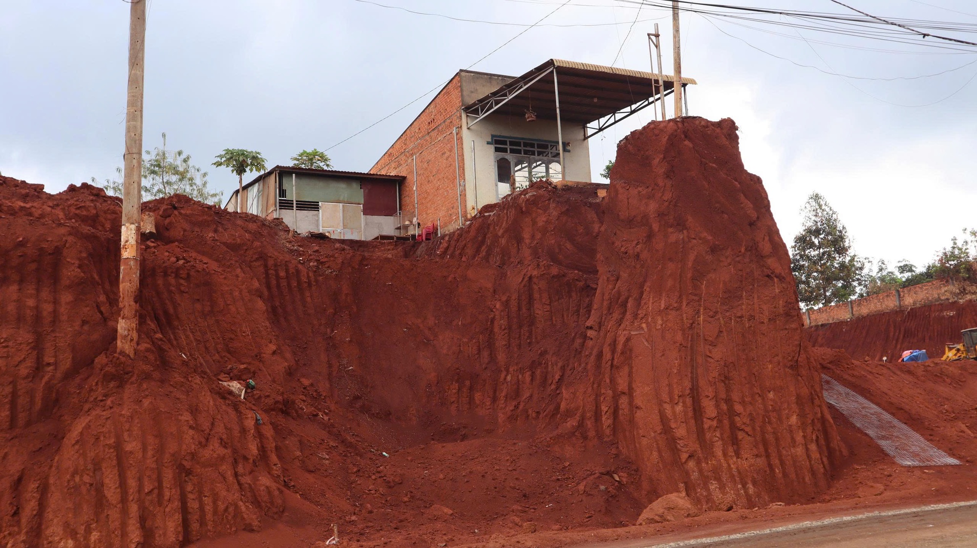 Đồng Nai đề xuất tạm dừng hạ cốt nền để bảo vệ nhà dân cheo leo - Ảnh 1. Đồng Nai đề xuất tạm dừng hạ cốt nền để bảo vệ nhà dân cheo leo - Ảnh 1.