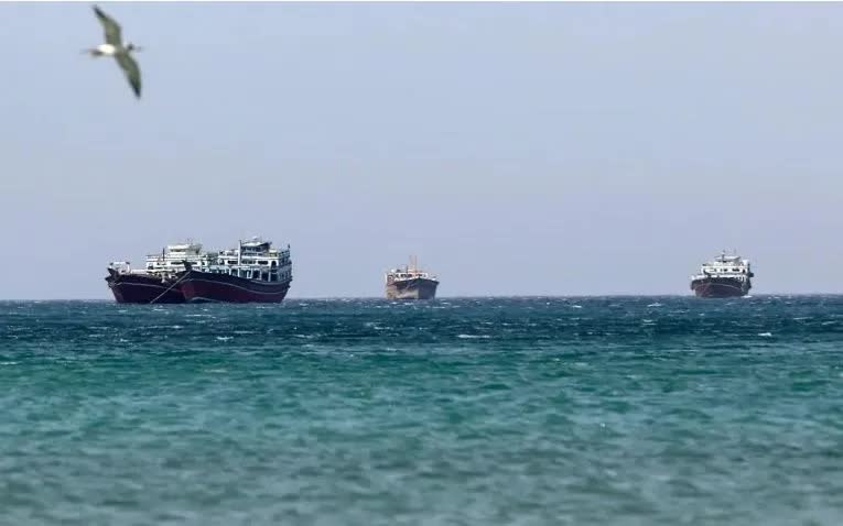 Hơn 10% đội tàu container toàn cầu bị kẹt ở eo biển Hormuz - Ảnh 1.