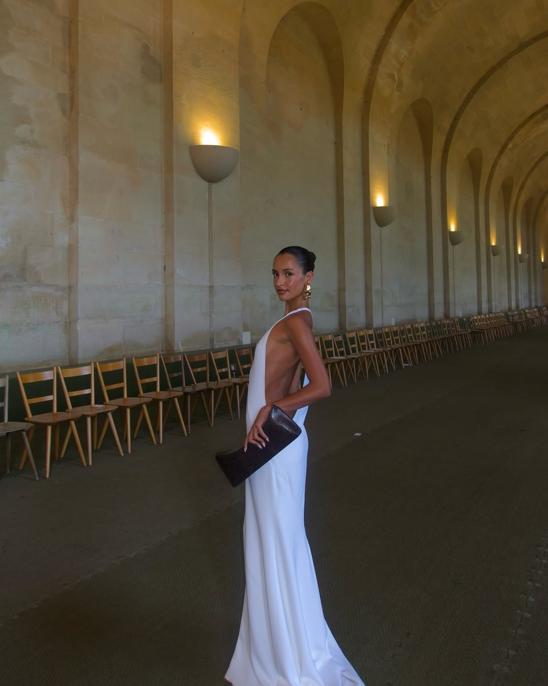 Cô dâu hot nhất toàn cầu ngồi siêu xe 300 tỷ về dinh: Mặt thiên thần body ác quỷ, mặc đẹp đến nỗi mỗi khung hình đều hóa bìa magazine - Ảnh 9.