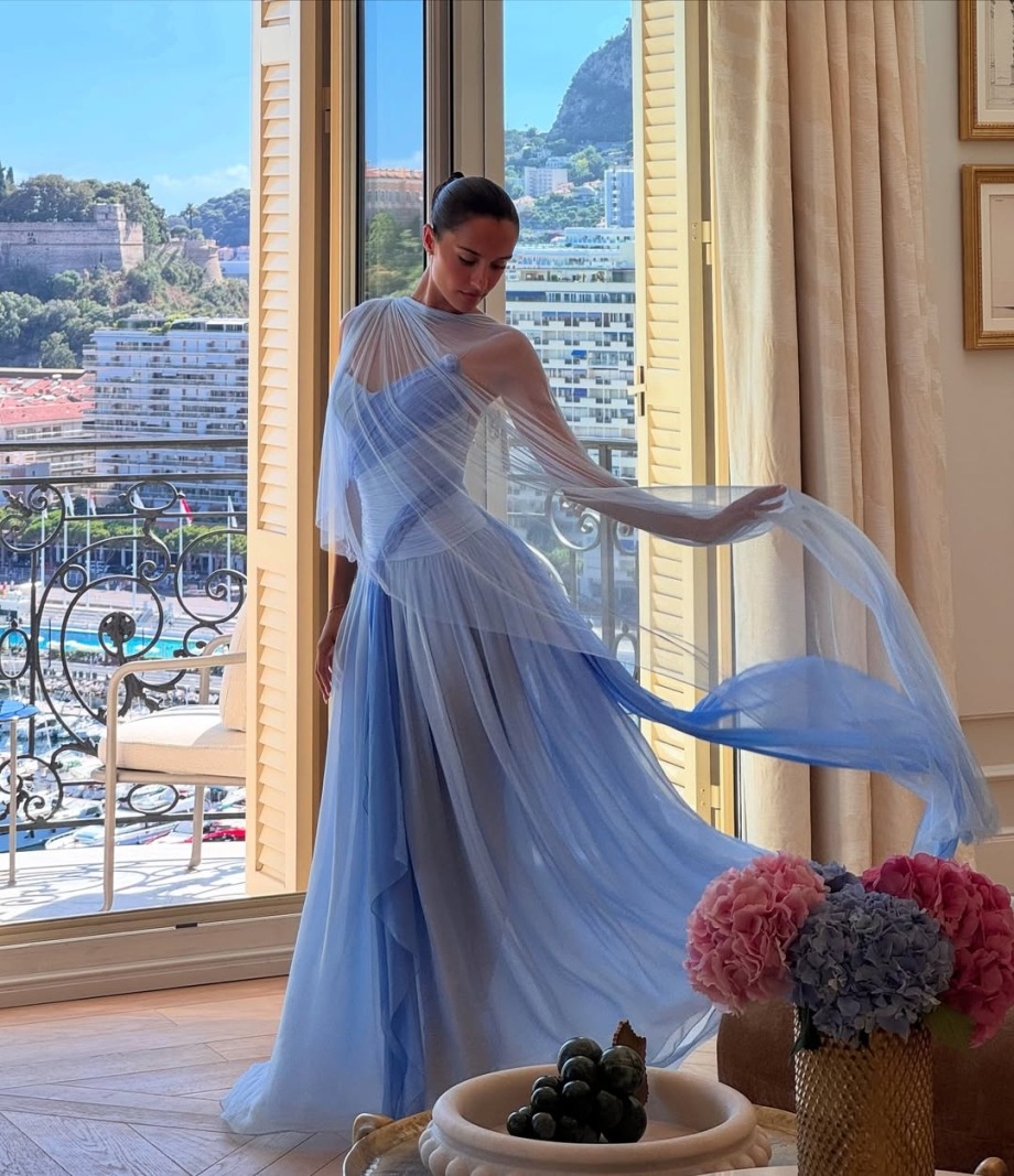 Cô dâu hot nhất toàn cầu ngồi siêu xe 300 tỷ về dinh: Mặt thiên thần body ác quỷ, mặc đẹp đến nỗi mỗi khung hình đều hóa bìa magazine - Ảnh 10.