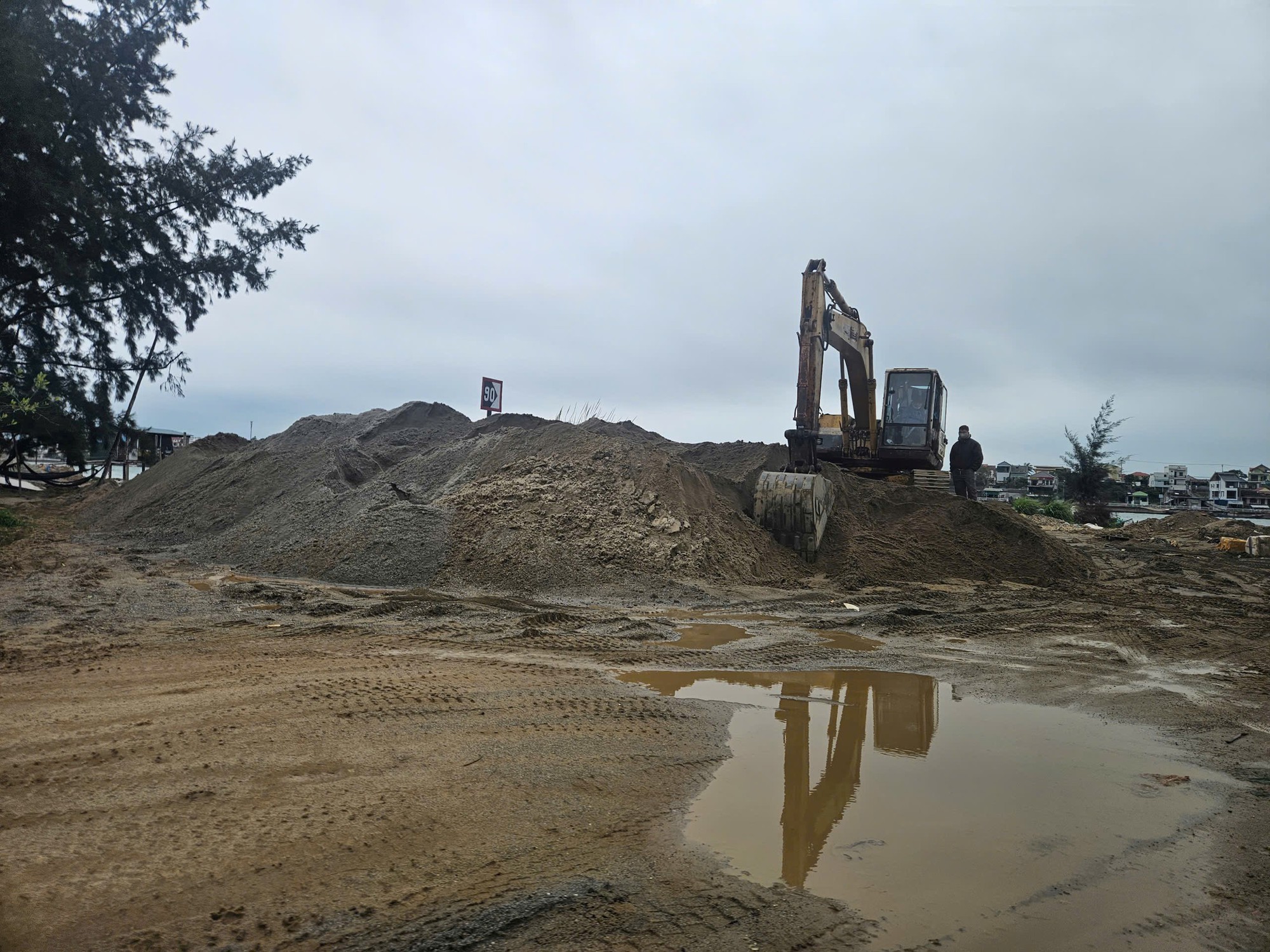 Nhiều bãi tập kết vật liệu trêu ngươi dư luận - Ảnh 1.