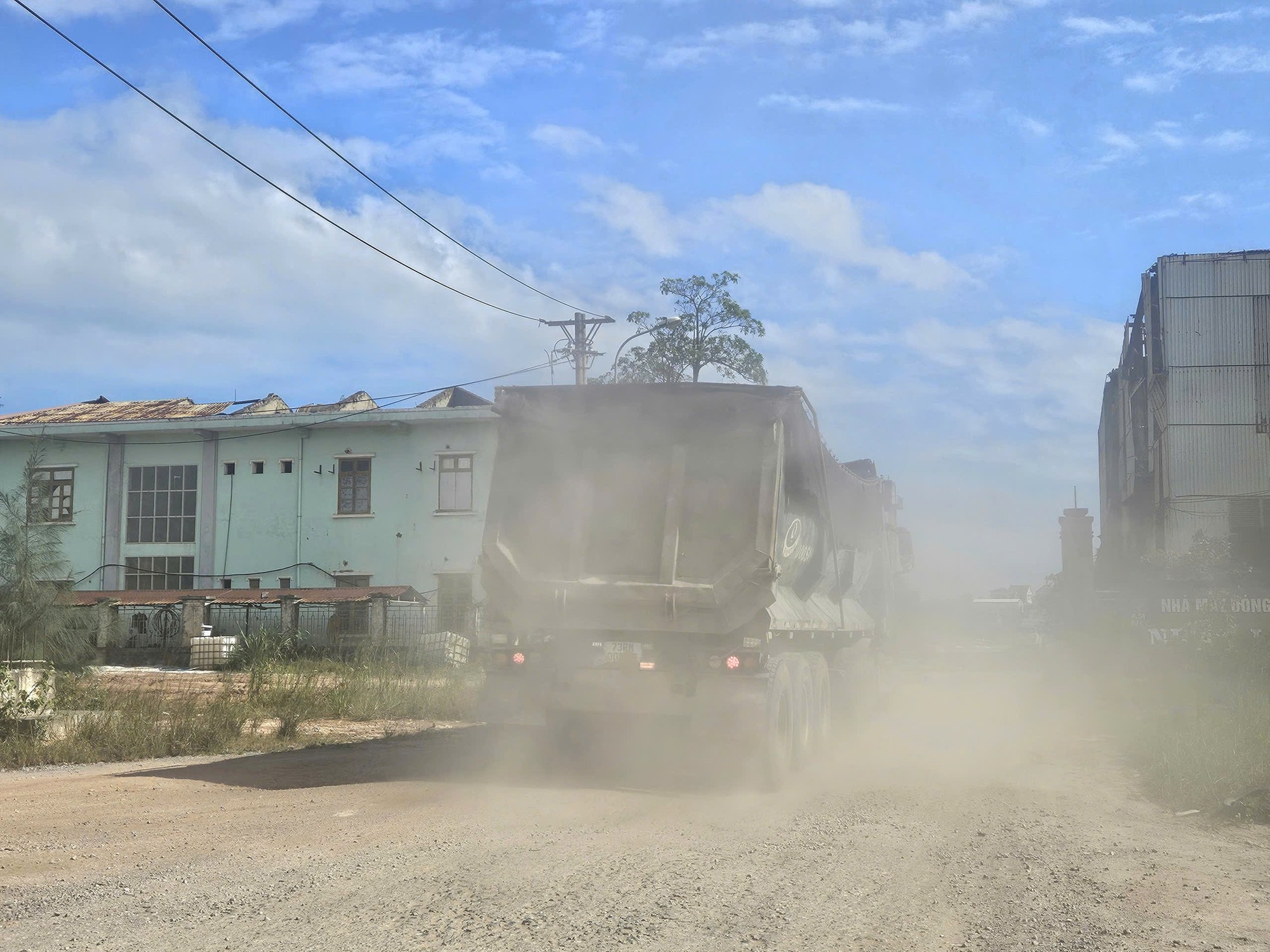 Nhiều bãi tập kết vật liệu trêu ngươi dư luận - Ảnh 2.