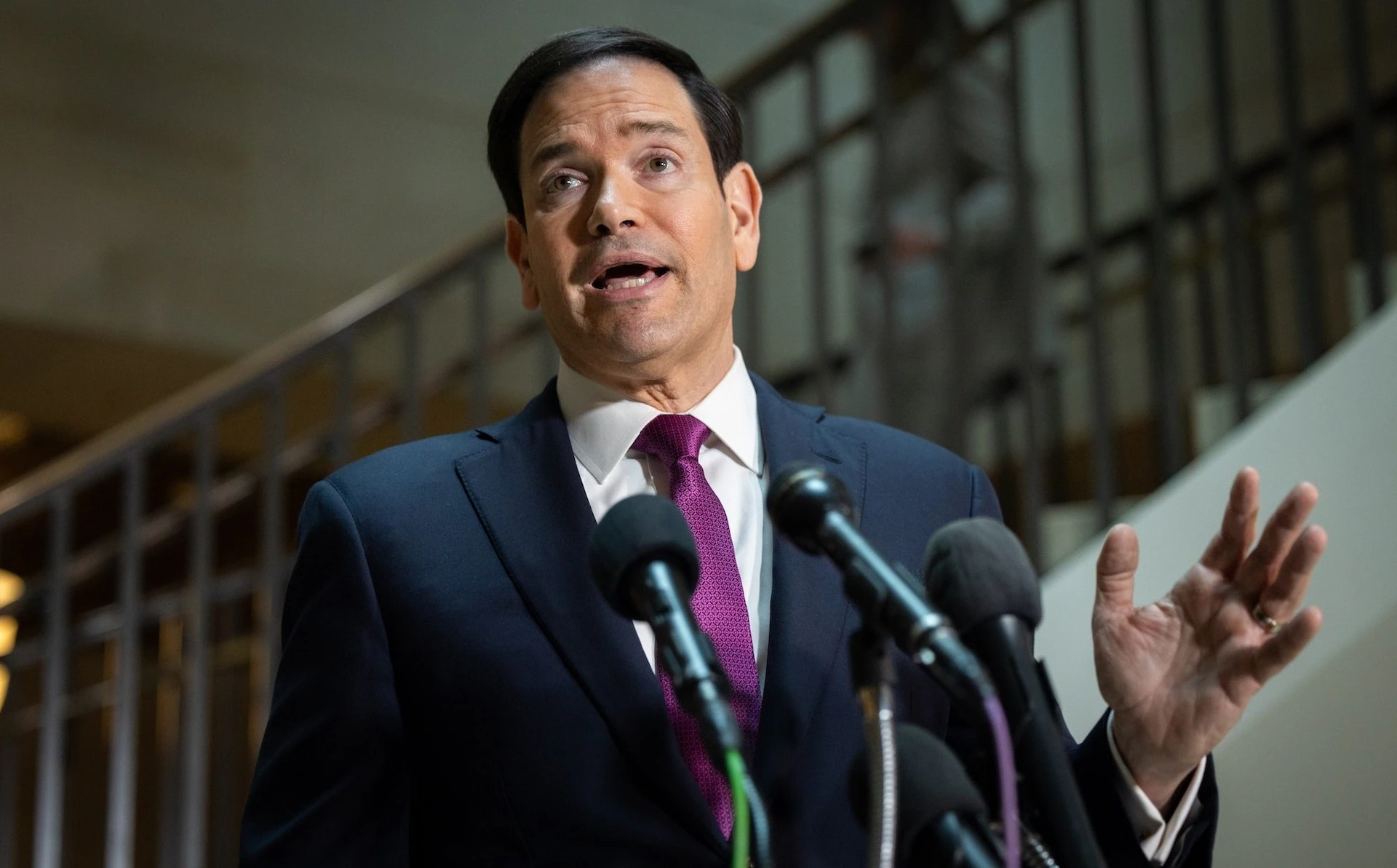 Nội các ông Trump chia rẽ về câu hỏi "ai khơi mào cuộc chiến Iran" - Ảnh 1.