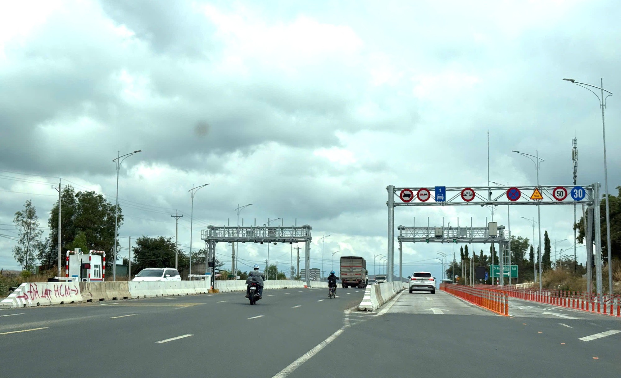 Nhiều bất cập trong thu phí đường cao tốc Vĩnh Hảo – Phan Thiết 2026 - Ảnh 1. Nhiều bất cập trong thu phí đường cao tốc Vĩnh Hảo – Phan Thiết 2026 - Ảnh 1.