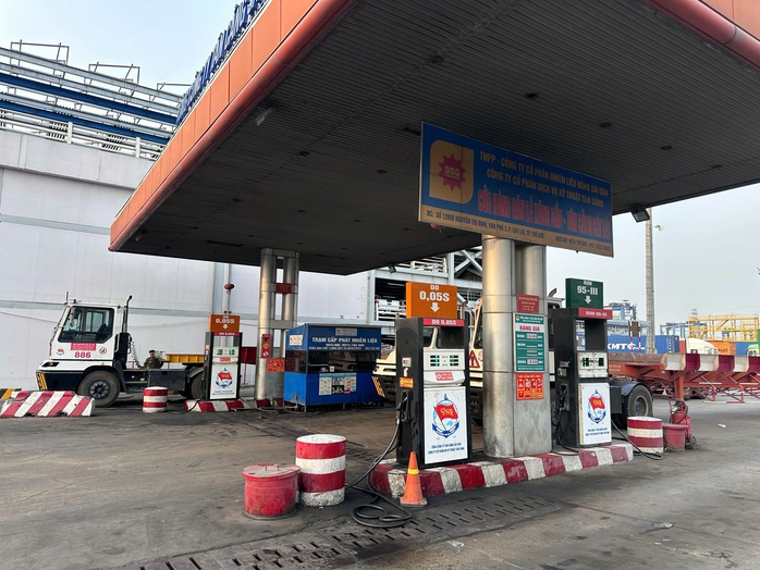 Các cây xăng trong cảng đã bán lại cho các xe bình thường - Ảnh 1.