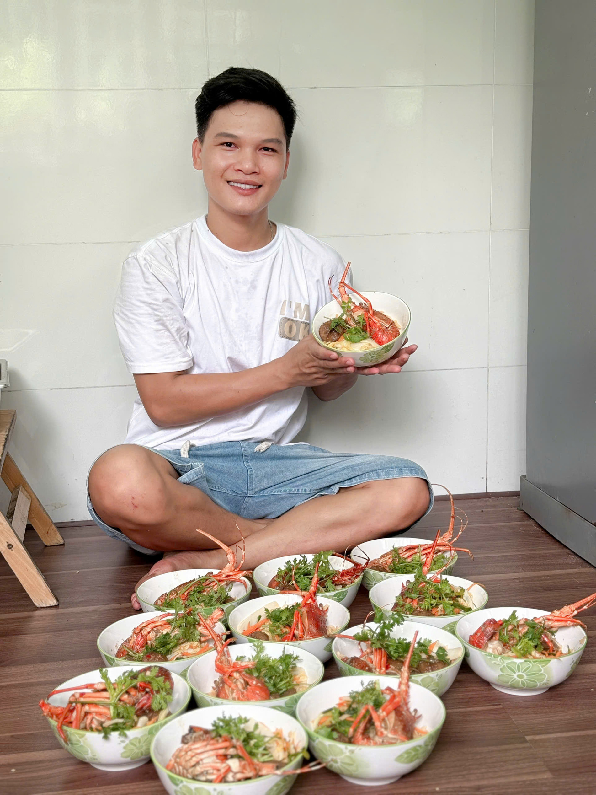 Nấu tôm hùm, vịt quay đãi thợ xây trong 3 tháng, mới dọn vào ở đã nứt trần, mưa dột xối xả: TikToker miền Tây "khóc ròng"!- Ảnh 1.