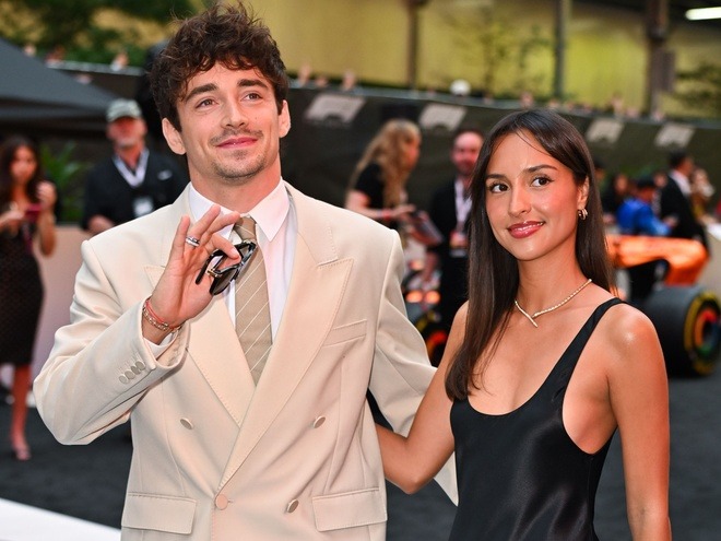 Cô dâu hot nhất toàn cầu ngồi siêu xe 300 tỷ về dinh: Mặt thiên thần body ác quỷ, mặc đẹp đến nỗi mỗi khung hình đều hóa bìa magazine - Ảnh 11.