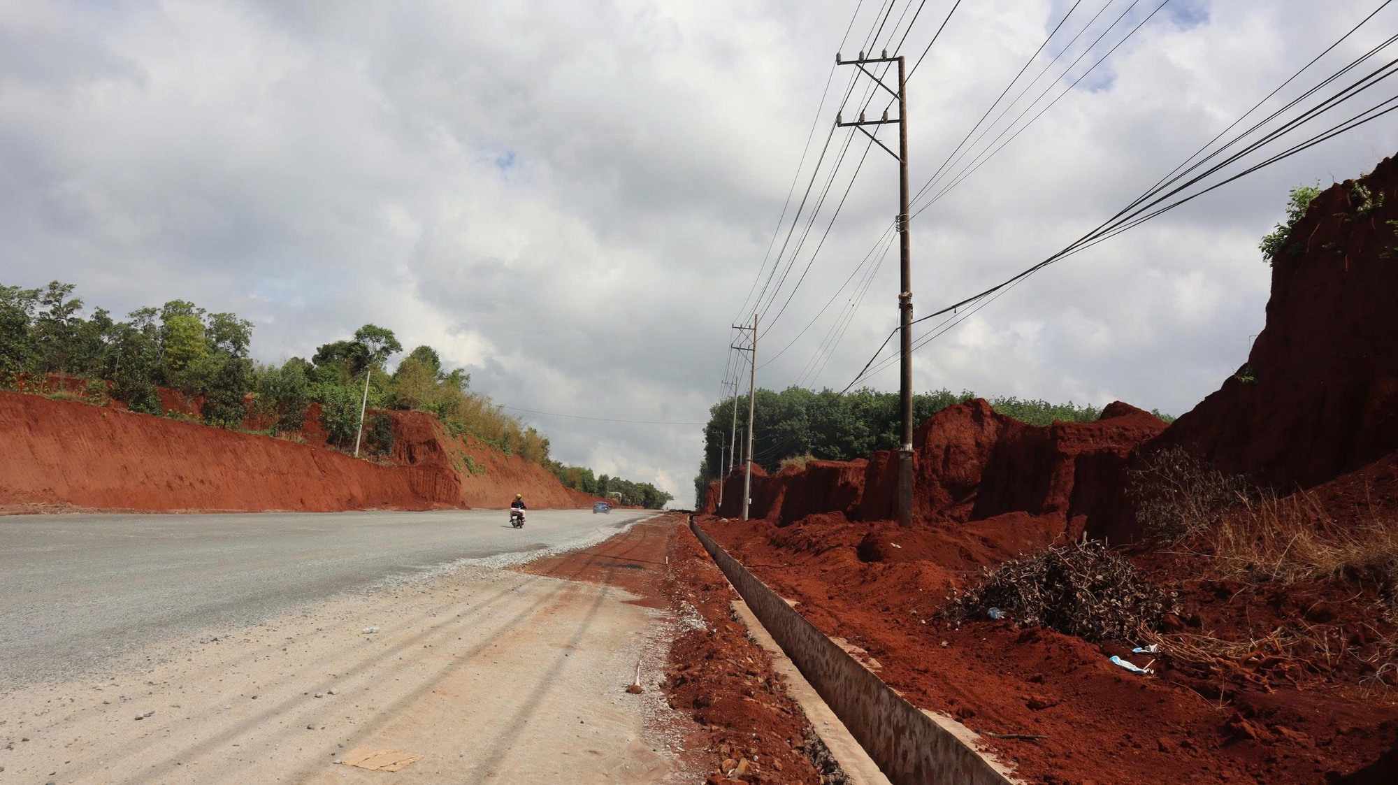 Đồng Nai đề xuất tạm dừng hạ cốt nền để bảo vệ nhà dân cheo leo - Ảnh 2. Đồng Nai đề xuất tạm dừng hạ cốt nền để bảo vệ nhà dân cheo leo - Ảnh 2.