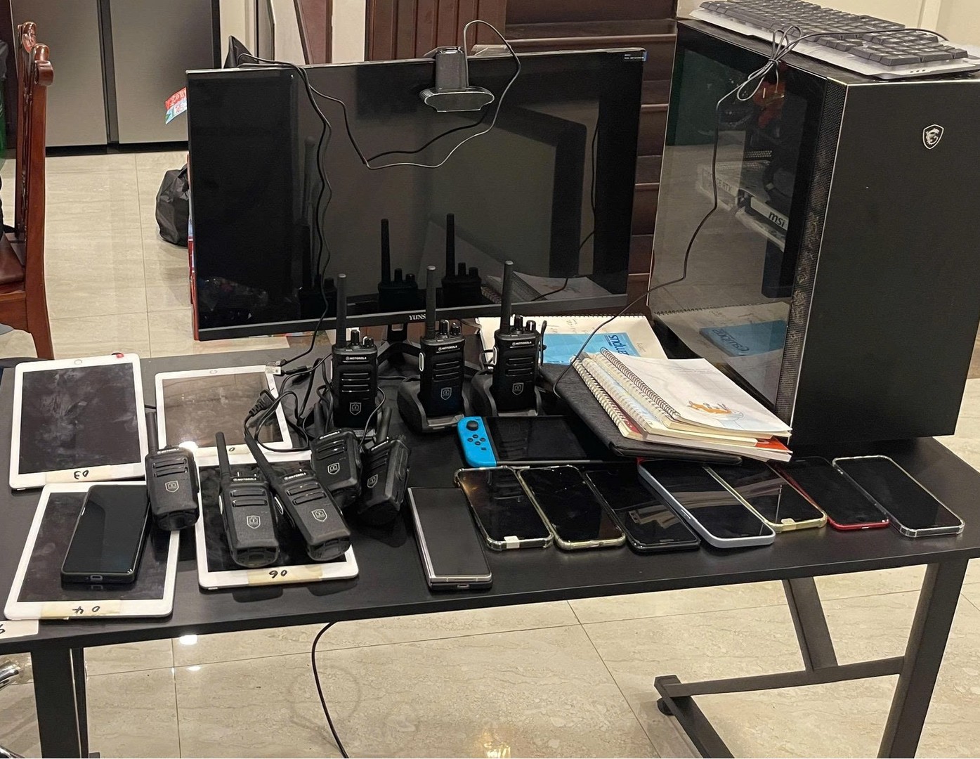 Phát hiện ổ nhóm giả danh Cảnh sát Nhật Bản hoạt động lừa đảo tại Hà Nội: Hơn 11 tỷ đồng đã bị chiếm đoạt - Ảnh 3.