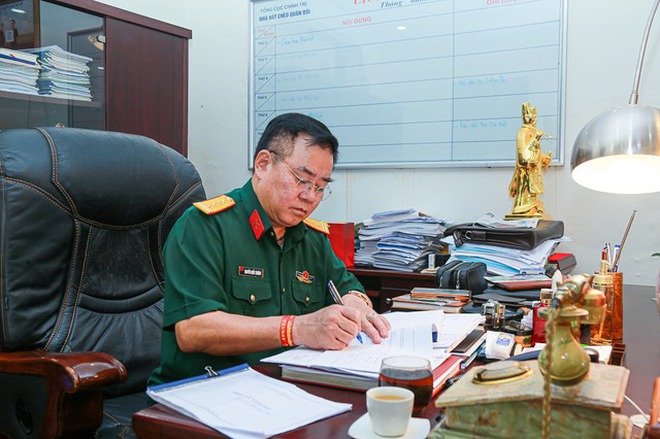 Nam NSND mang hàm Đại tá, cưới vợ đẹp kém 13 tuổi: U60 sống bình yên trong biệt thự bề thế ở Hà Nội- Ảnh 1.