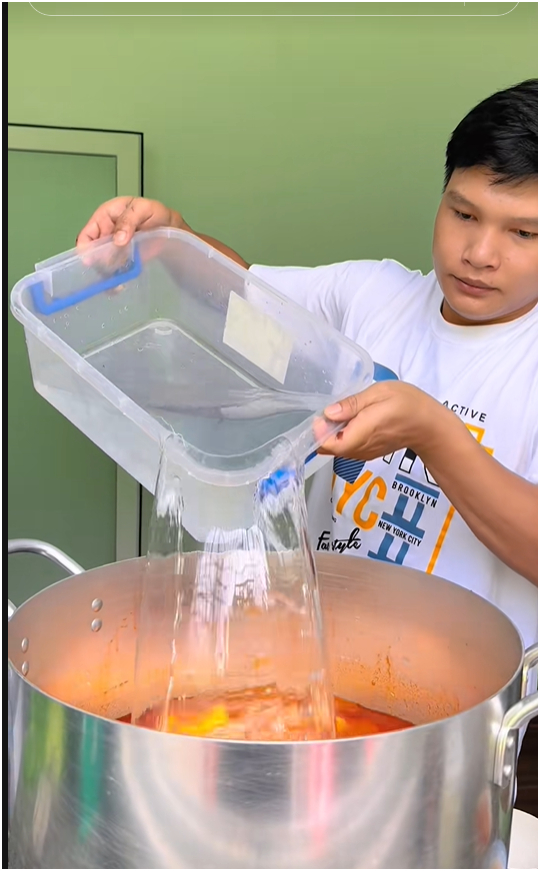 Nấu tôm hùm, vịt quay đãi thợ xây trong 3 tháng, mới dọn vào ở đã nứt trần, mưa dột xối xả: TikToker miền Tây "khóc ròng"!- Ảnh 9.