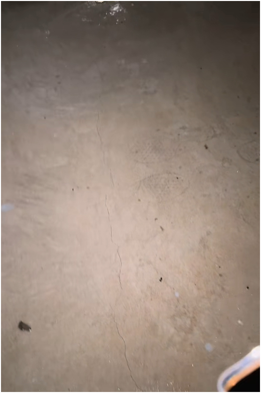 Nấu tôm hùm, vịt quay đãi thợ xây trong 3 tháng, mới dọn vào ở đã nứt trần, mưa dột xối xả: TikToker miền Tây "khóc ròng"!- Ảnh 3.