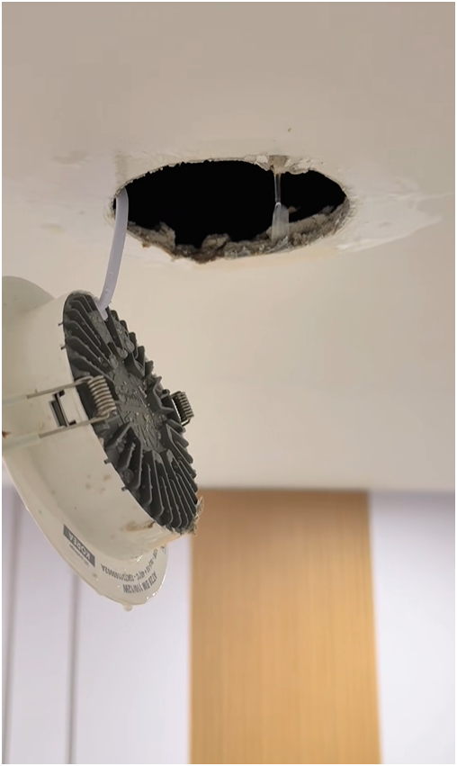 Nấu tôm hùm, vịt quay đãi thợ xây trong 3 tháng, mới dọn vào ở đã nứt trần, mưa dột xối xả: TikToker miền Tây "khóc ròng"!- Ảnh 7.