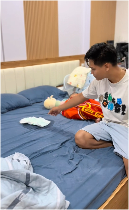 Nấu tôm hùm, vịt quay đãi thợ xây trong 3 tháng, mới dọn vào ở đã nứt trần, mưa dột xối xả: TikToker miền Tây "khóc ròng"!- Ảnh 8.