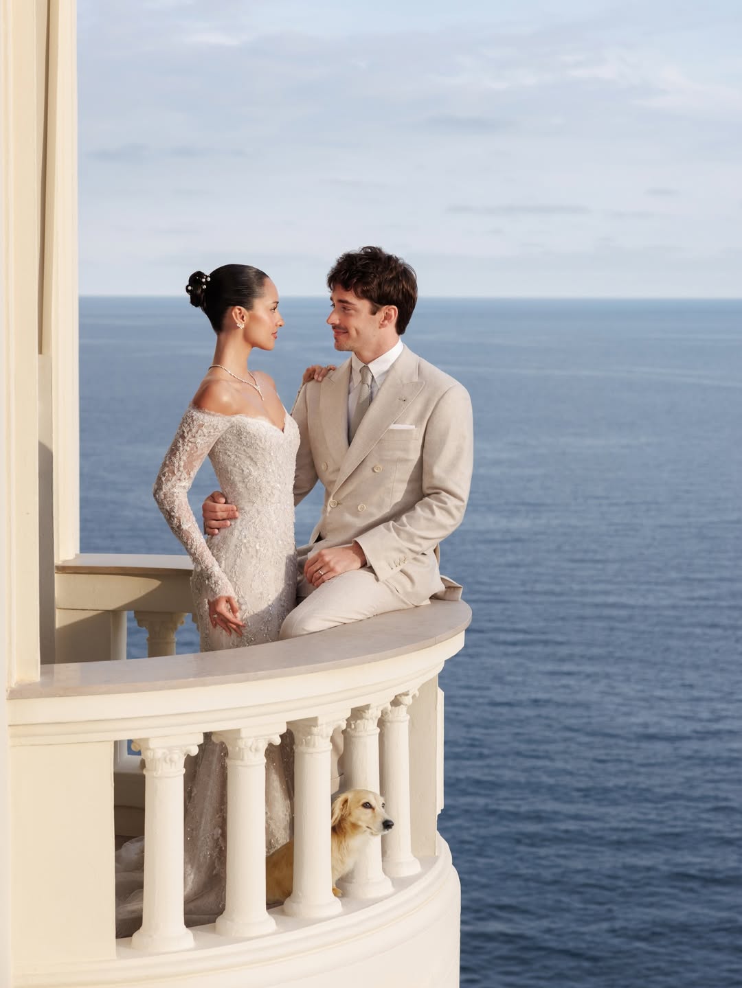 Cô dâu hot nhất toàn cầu ngồi siêu xe 300 tỷ về dinh: Mặt thiên thần body ác quỷ, mặc đẹp đến nỗi mỗi khung hình đều hóa bìa magazine - Ảnh 1.