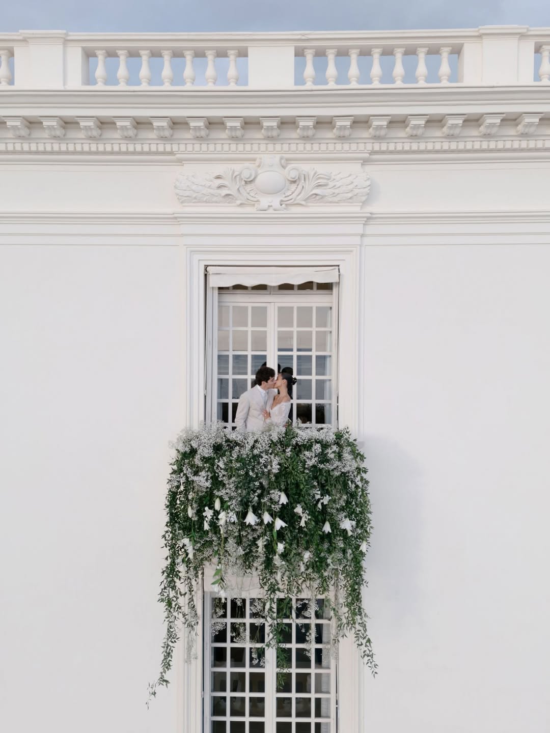 Cô dâu hot nhất toàn cầu ngồi siêu xe 300 tỷ về dinh: Mặt thiên thần body ác quỷ, mặc đẹp đến nỗi mỗi khung hình đều hóa bìa magazine - Ảnh 3.