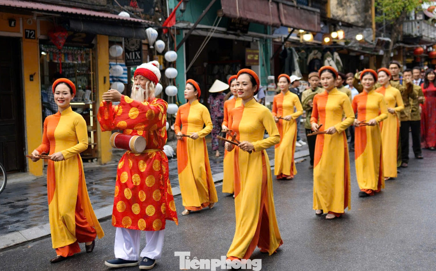 Khách Tây chen chân xem diễu hành ở Hội An- Ảnh 14.