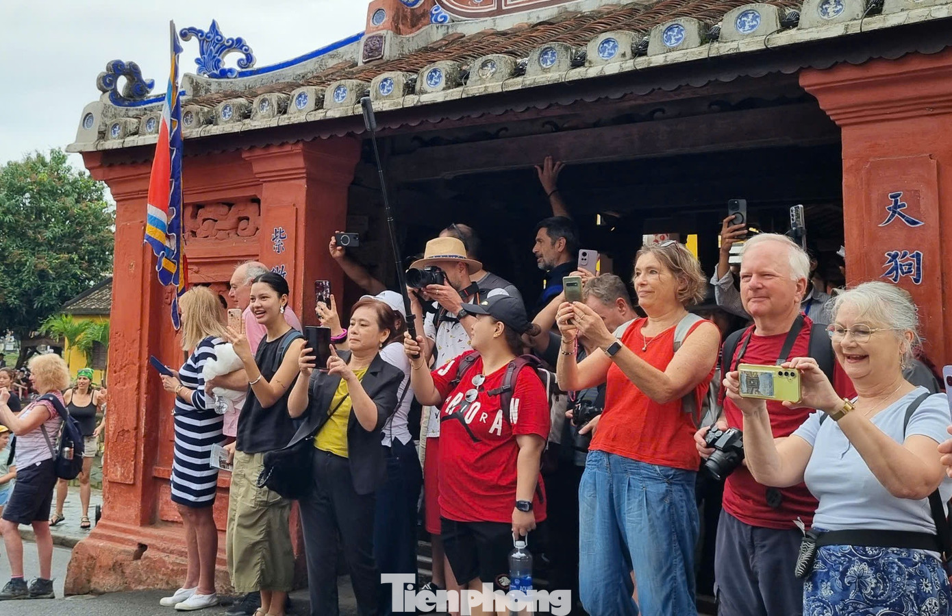 Khách Tây chen chân xem diễu hành ở Hội An- Ảnh 6.