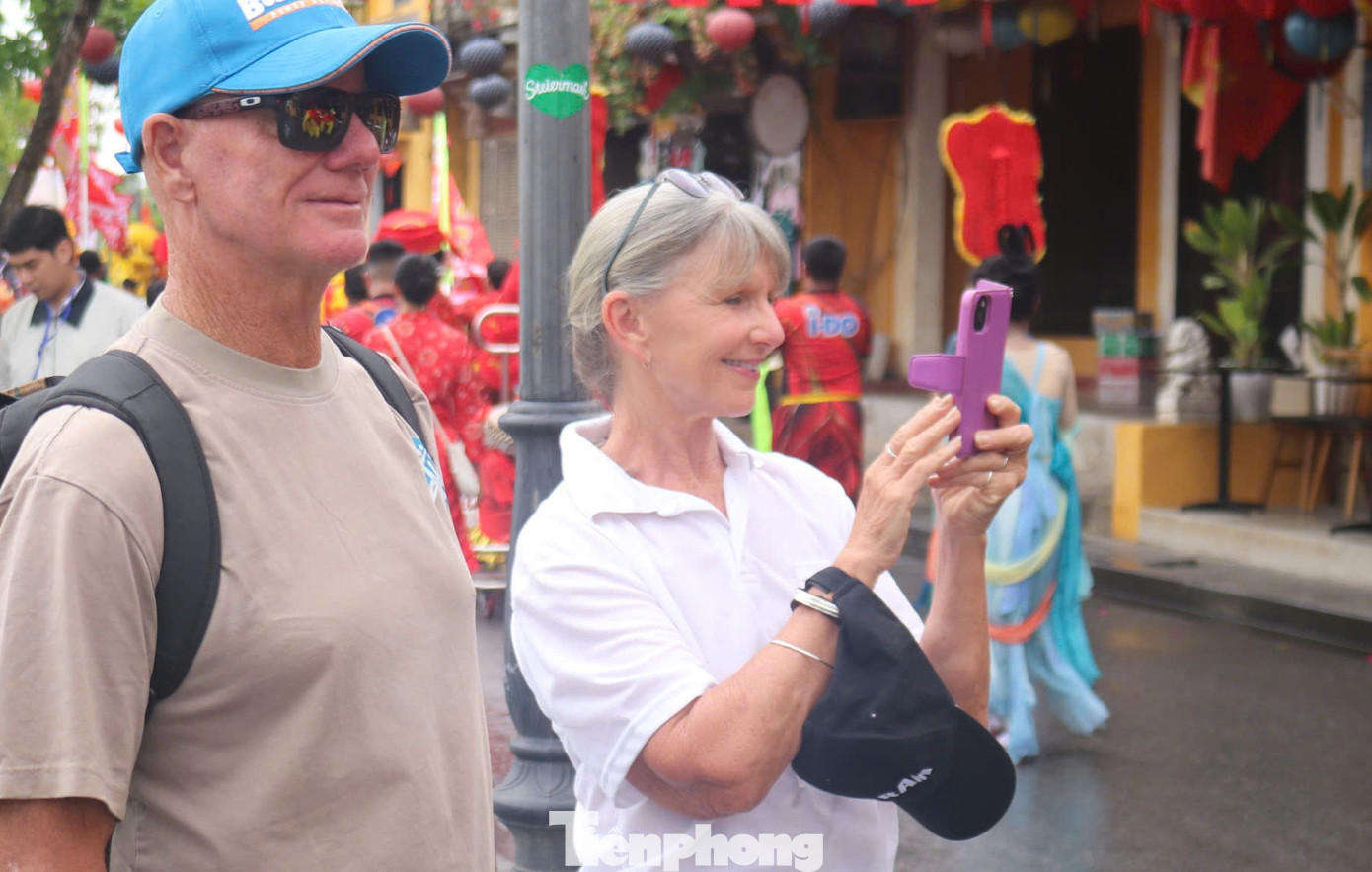 Khách Tây chen chân xem diễu hành ở Hội An- Ảnh 16.