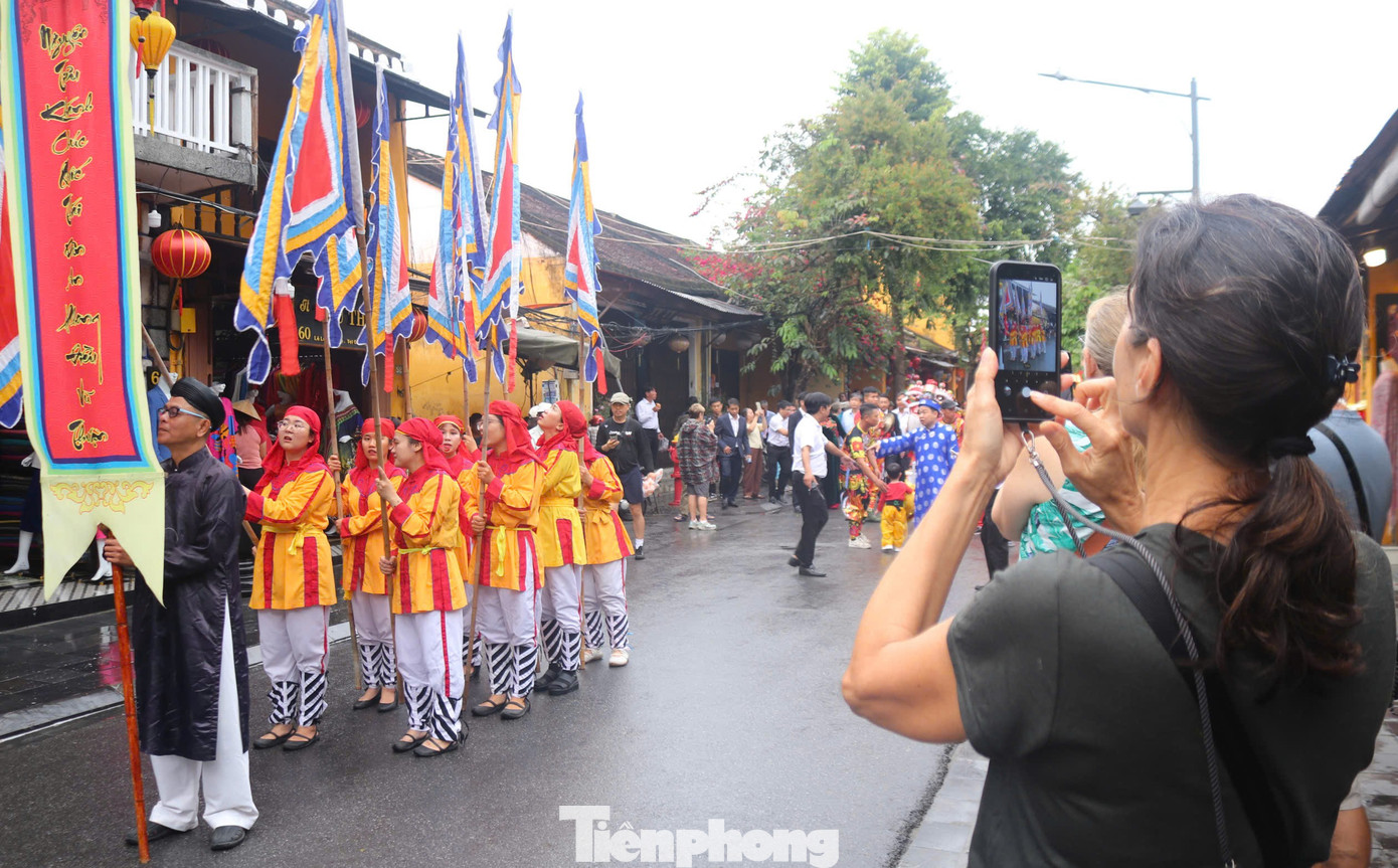 Khách Tây chen chân xem diễu hành ở Hội An- Ảnh 17.