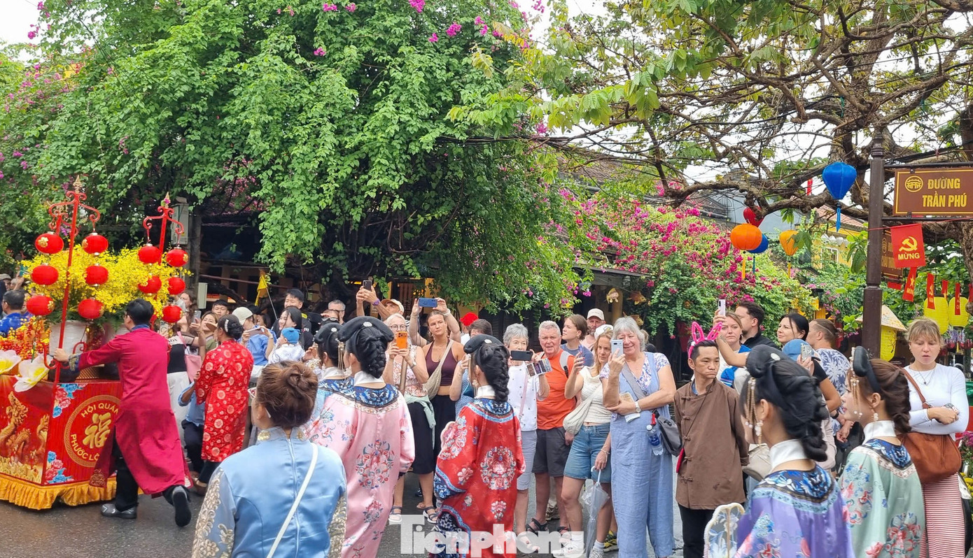 Khách Tây chen chân xem diễu hành ở Hội An- Ảnh 8.
