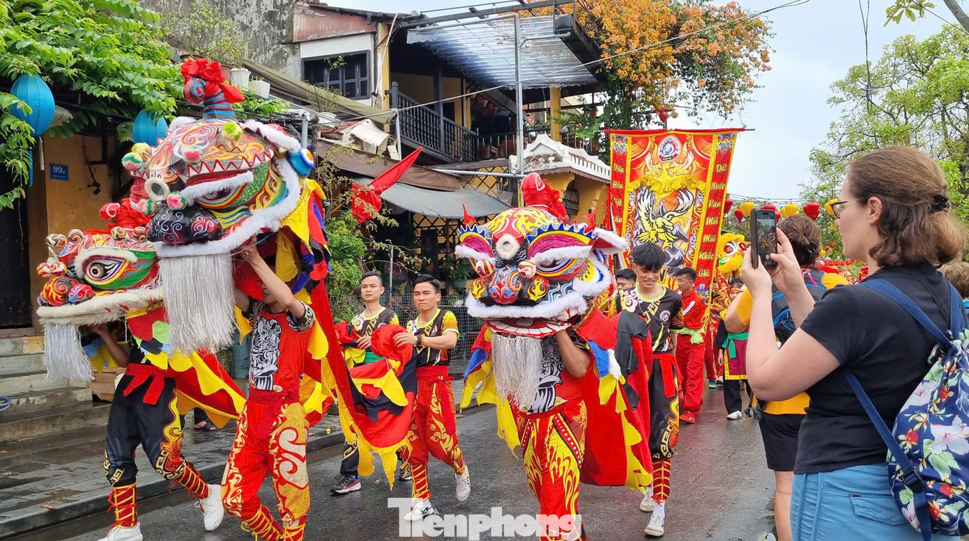 Khách Tây chen chân xem diễu hành ở Hội An- Ảnh 4.