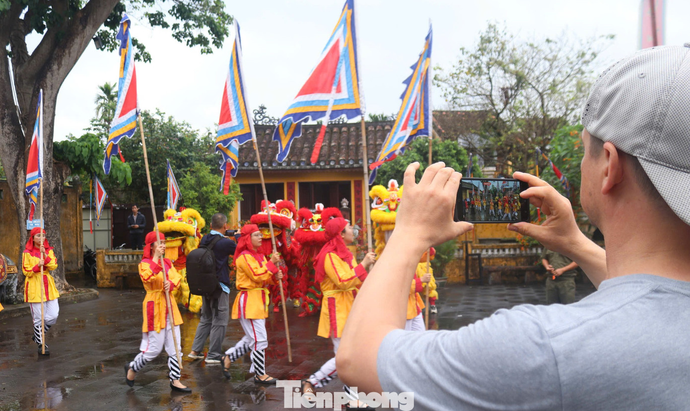 Khách Tây chen chân xem diễu hành ở Hội An- Ảnh 5.