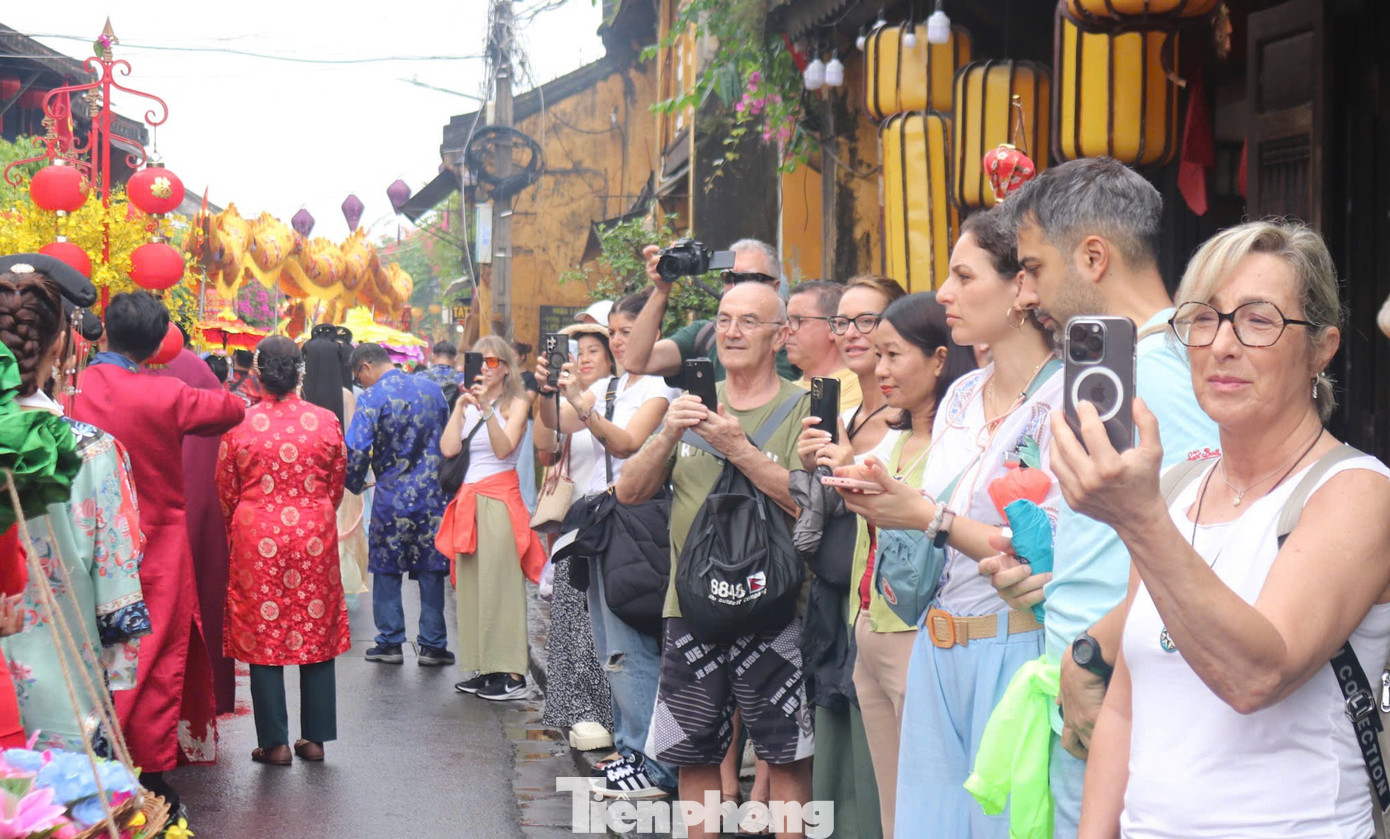 Khách Tây chen chân xem diễu hành ở Hội An- Ảnh 7.